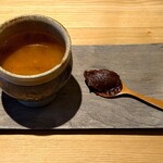 Kafetake Haya Nanajuuni - ほうじ茶 (600円)。一匙のこし餡が嬉しい。一幸庵さんの餡そのものであろう。ほうじ茶は一杯お替り出来る。