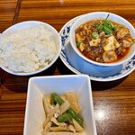 横浜中華街 重慶飯店 - ライスはお代わり自由♪ 小鉢と、追加のミニ麻婆豆腐