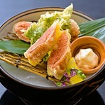 游漁庵 - 自家製 明太子の天婦羅

湯葉で巻いて揚げる「東寺揚げ」という料理。明太子の東寺揚げは、白子の天婦羅より旨いと通の方も絶賛されています。明太子の天婦羅発祥の当店の名物逸品をどうぞ。