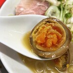 バラック ディー.エム竹末 - ラーパスで頂いた味玉です。しっかり味が染みて美味しかったです♪