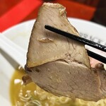 バラック ディー.エム竹末 - 豚バラチャーシューです。こちらも肉感しっかりでレアに負けないくらい美味しいです☆