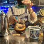 喫茶 水鯨 - アイスコーヒーをいれてます♪