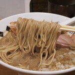 NIBOSHI MANIA - シマアジニボプレッソ 麺リフト、スープが絡みつく