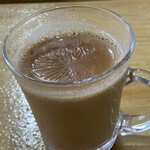 ボンベイ グリル&バー - お茶とミルクのバランスが良く、紅茶が香る熱々出来立てのマサラチャイ