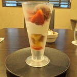Fruits Bistro SABLIER - ぎっしり苺のパフェ