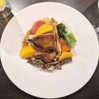 Fruits Bistro SABLIER - メイン、ホロホロ鳥の炭火焼。これ以外にも鯛やパスタメインも選べます。