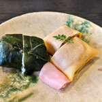 Aokishima No Yado Kumano Bettei Nakanoshima - 高菜で包んだ鯛寿司と薄焼き卵のふくさ寿司。