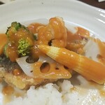 キッチン ブルー グローブ - ヤングコーンの下にタカサゴが見えます