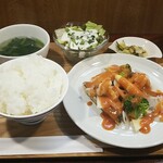 キッチン ブルー グローブ - タカサゴフリットと蒸し野菜　海老のジュ・トマトクリームソース