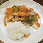 キッチン ブルー グローブ - タカサゴを１つ食べながら、ご飯を乗せて