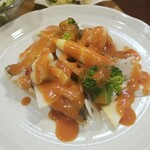 キッチン ブルー グローブ - タカサゴフリットと蒸し野菜のアップ