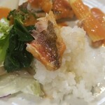 キッチン ブルー グローブ - タカサゴを乗せて