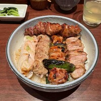 伊勢廣 京橋本店 - ５本丼（¥2,300）、ささみ、団子、もも肉、皮身、レバー、普通だとご飯の量はそれほど多くないです