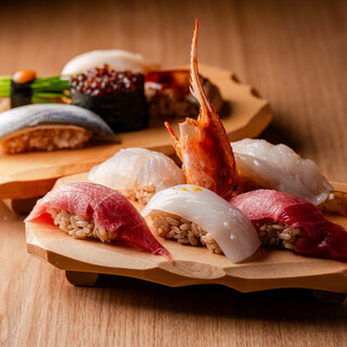 ワインや日本酒とのペアリングを重視した本格的な鮨