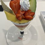 タカノフルーツパーラー 新宿高島屋店 - 季節の果実タカノセレクションパフェ〜マスクメロン・苺・マンゴー〜２３１０円。苺も甘く美味しかったです。