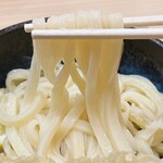 手打うどん 竹寅 - 平たい麺( *°ω°* )✨
            むっちり❤️コシしっかり❤️
            麺美味しい〜✨