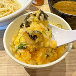 Yakiagoniboshira-Men Tobiuo - 「あご出汁醤油」の旨みに「マキシマムこいたまご」のまろやかで濃厚な黄身の味が加わり、しらすと海苔の香ばしさも有って至福の旨さ