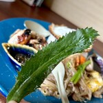 カフェモン - 日本では珍しいノコギリコリアンダー。
      味と香りはパクチーと同じです。