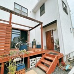 カフェモン - ここもまた一般のお宅を改装したお家カフェです。
      テラス席もあります(^^)