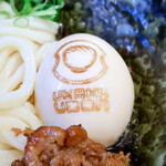 饂角製麺 - 焼き印のある半熟卵