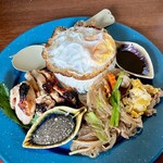 カフェモン - カオゲーンおかず2種、サラダ抜き、タイ風目玉焼きトッピング（¥1,100税込）
      プレートが運ばれてきた瞬間に漂うタイ屋台の香り〜(*´꒳`*)♡