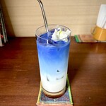 カフェモン - アンチャンラテ（¥450税込）
      派手な見た目ですがシソと同じアントシアニンの色、全くクセがなくて飲みやすいハーブティです♪