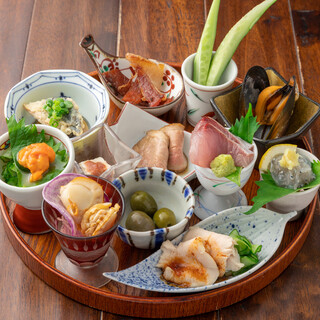 名物「アテの盛り合わせ」5種1,490円、9種1,990円