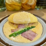 Fortune comes in at the merry gate - アスパラベーコンのチーズソースオムレツのせ