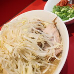 ラーメン二郎 西台駅前店 - ラーメン半分＋ヤサイ＋青ネギショウガ半分