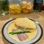 Fortune comes in at the merry gate - アスパラベーコンのチーズソースオムレツのせ　¥2,000