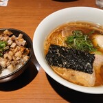 支那そばや - 名古屋コーチン玉子入り醤油らぁ麺（平牧三元豚バラ）・刻みチャーシューご飯