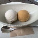 h BREIZH Cafe Creperie - 白がお蕎麦、茶がキャラメルのアイスクリーム。コーヒーととても合いました。