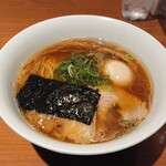支那そばや - 名古屋コーチン玉子入り醤油らぁ麺（平牧三元豚バラ）