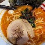 吟家 - 辛豚ラーメン、アップ