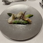 カーブドッチ - コワイカとアスパラガスのプランチャ焼き