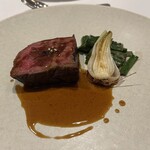 カーブドッチ - カベルネソーヴィニヨンの枝葉で燻した牛肉のロースト