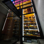 牡蠣屋 - 一階の部屋からは数千本のワインが一望できます。