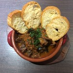 Octopus stewed in tomato sauce (with melba toast)