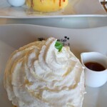 Hawaiian Cafe&Restaurant 魔法のパンケーキ - ふわふわパンケーキの上部はお砂糖をバーナーで焼いた感じで、パリパリしていて、上にはホイップクリーム、中にはバニラアイスという、確かに魔法のパンケーキでした。