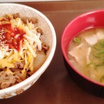 Sukiya - ﾔﾑﾆｮﾝﾁｰｽﾞ牛丼大盛820円&とん汁220円