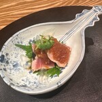 もちづき - 鰹のタタキ　海月　チリ酢　カイワレお造り