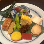 もちづき - 八寸　ホタルイカ酢味噌和え　粟麩の照り焼き　だし巻き玉子　タコの柔らか煮　いぶりがっことクリームチーズ　赤蒟蒻　ちまき　チーズ豆腐の味噌漬け　さつまいものレモン煮　枝豆　干し芋
