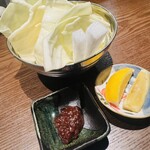 炭火串焼専門店 鶏天 - 突き出しのキャベツと自家製味噌