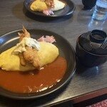 Hokkyokusei - チキンオムライスにエビフライと味噌汁をセット