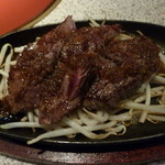 Yakiniku Shuka Benkei - 熱い鉄板にもやしとステーキがたっぷり♪