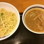 風雲丸 松山空港通り店 - 濃厚豚骨つけ麺。熱盛り注文したのに熱くないw  値段高し。