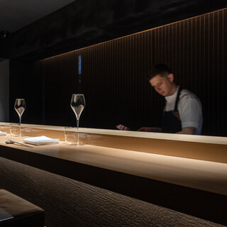 A hideaway for adults hidden in Nishi-Azabu. Enjoy a special time at the counter with a sense of realism.