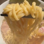 いかれたヌードル フィッシュトンズ - 麺リフト