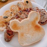 ブランジェリー ラ・フォンティヌ・ドゥ・ルルド - ※手前のパンダパンは別のお店のもので、奥の2種類がルルドさんのパンです。