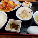 Himawari - 日替りランチのウインナー玉子炒めです。後から鶏の唐揚げがきました。